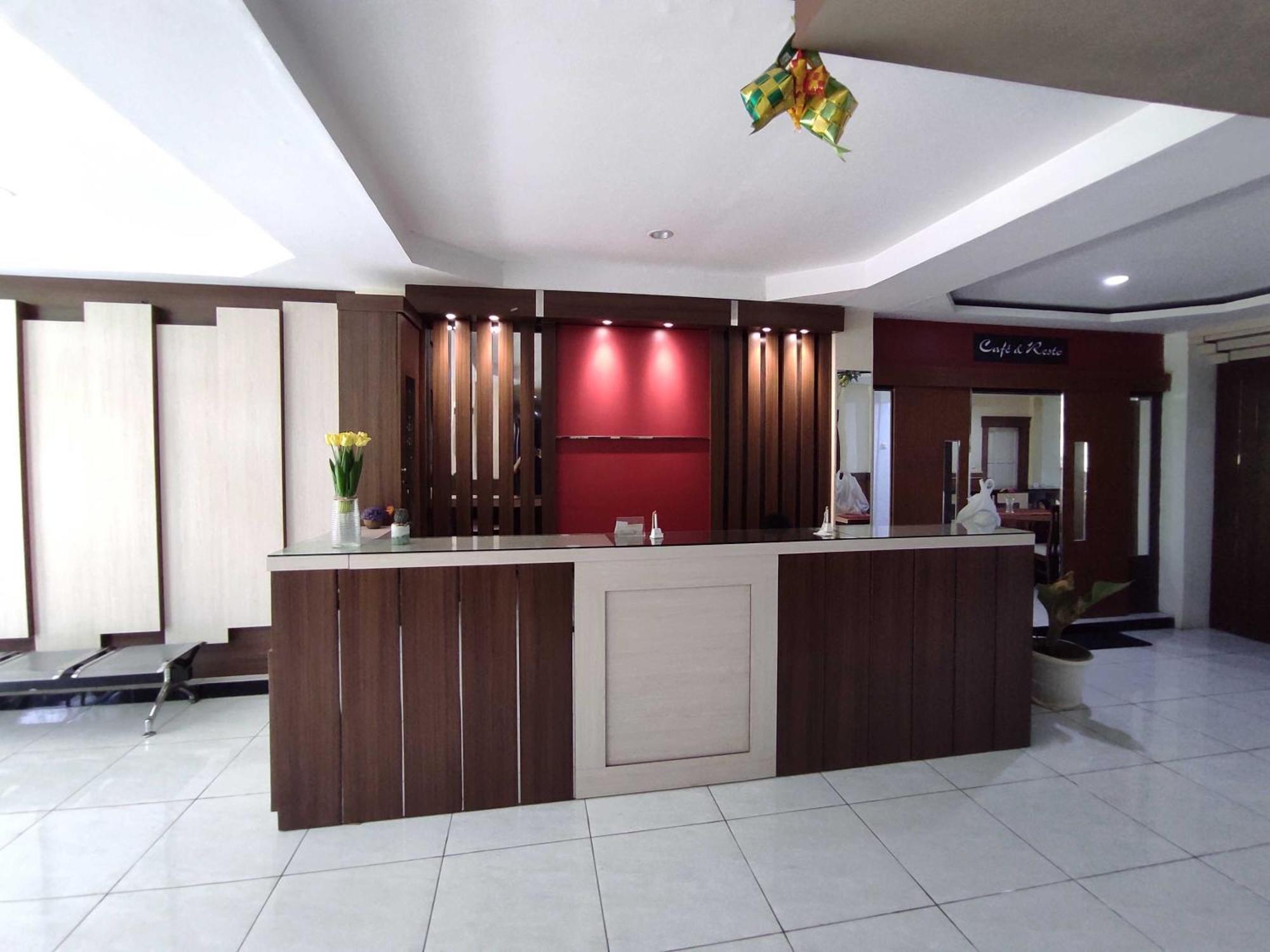 Oyo 93278 Wisma Syariah Lahundape Kendari Exterior foto